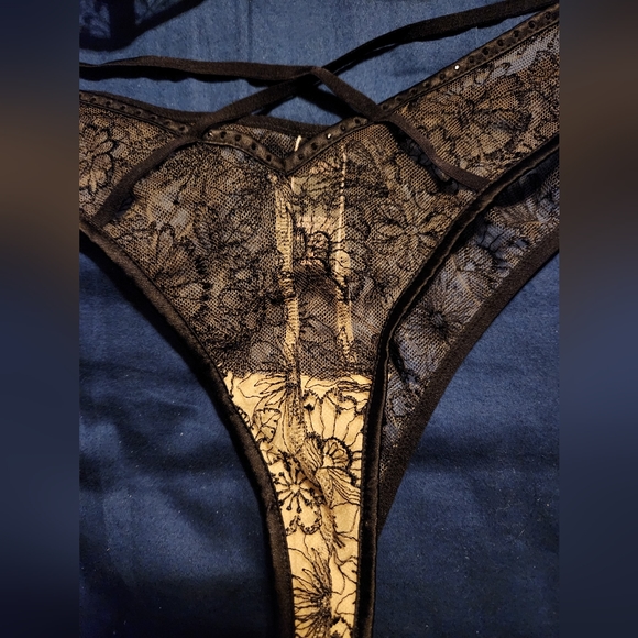 Victoria's Secret Lace set - Picture 2 of 3